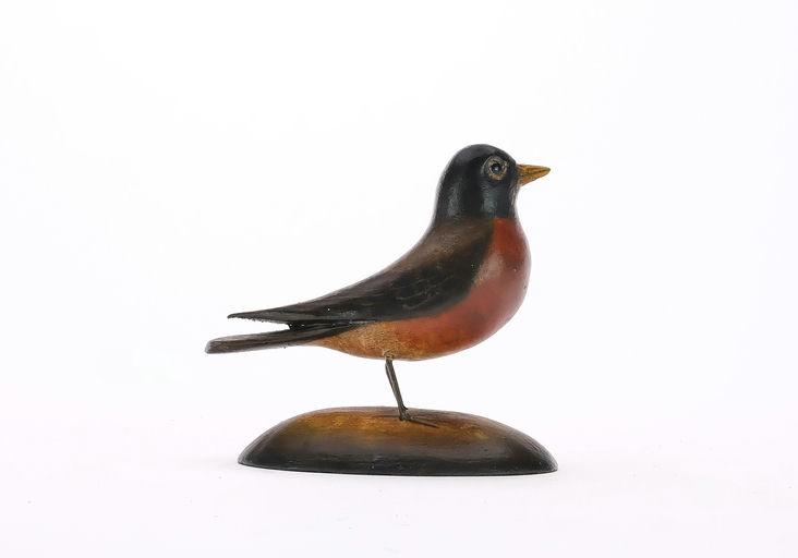 Frank Finney – Miniature robin raised wingtips and glass eyes – 2024