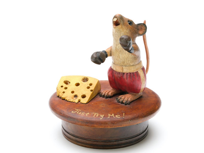 Frank Finney – Carved keepsake box with carved boxing mouse defending – 2025